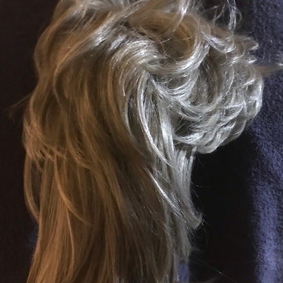 NEVER WORN. High quality, Blonde, synthetic wig - Picture 5 of 12